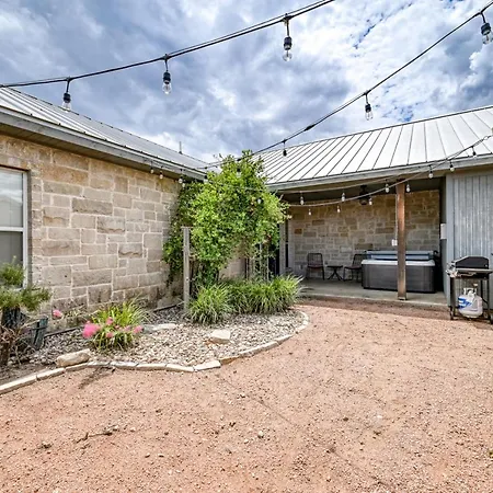 Cozi Cottage With Hot Tub! - 2 Min To Wineries!